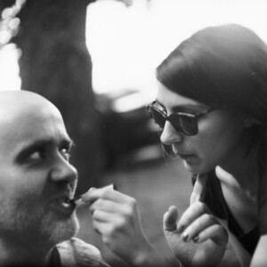 Ein Mann wird von einer Frau geschminkt