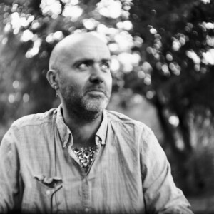 Mann mit Ohrring und Kette