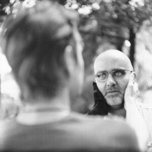 Zwei Männer die sich in die Augen schauen