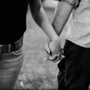 Mann und Frau halten Händchen