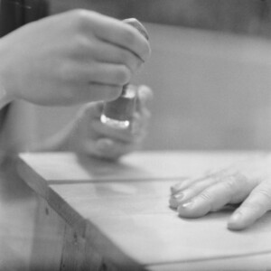 die Nägel lackieren