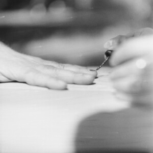 die Nägel lackieren