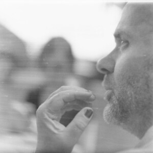 Mann pustet sich den Nagellack trocken