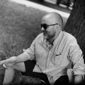 Mann unterhält sich mit seinen Kumpels