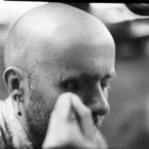 Mann lässt sich die Augen schminken